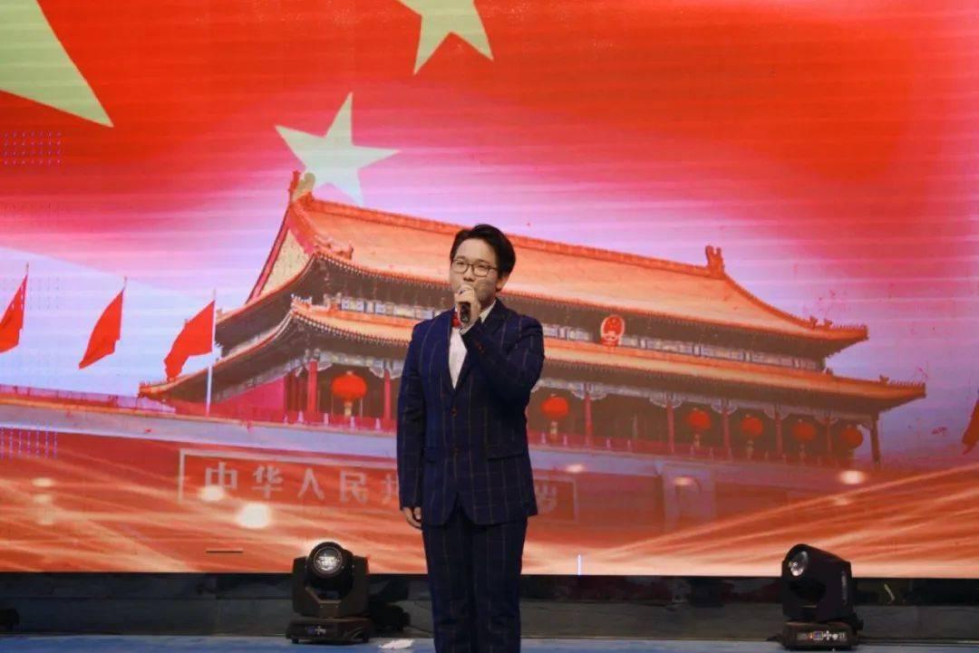 救援贪玩的大象